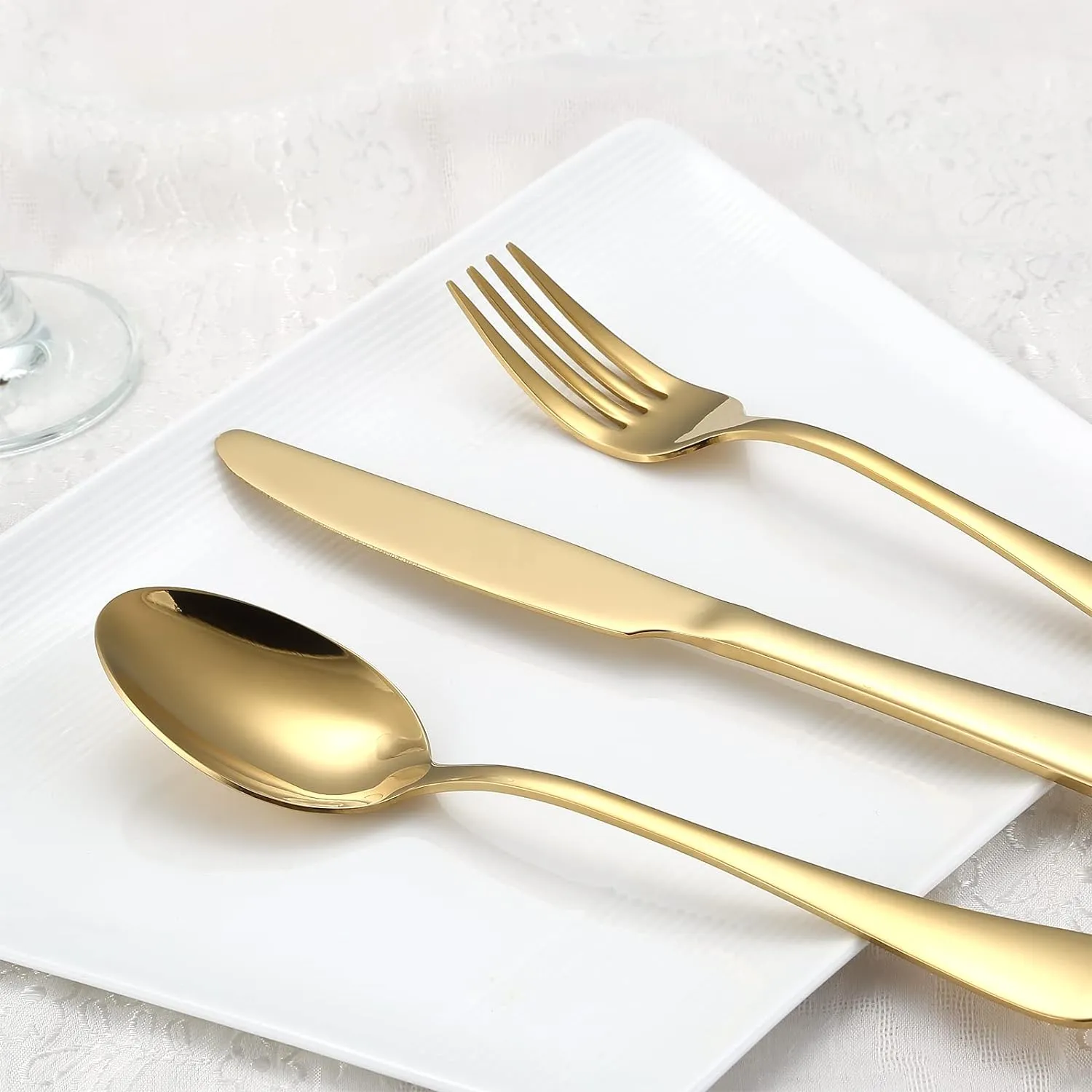 Briout Gold Silverware Set, 20 Piece Golden Cutlery Set Service for 4, Stainless Steel Flatware Set Include Spoons Forks Knives Tableware Utensil Set for Kitchen Home Restaurant, Shiny Gold Polished