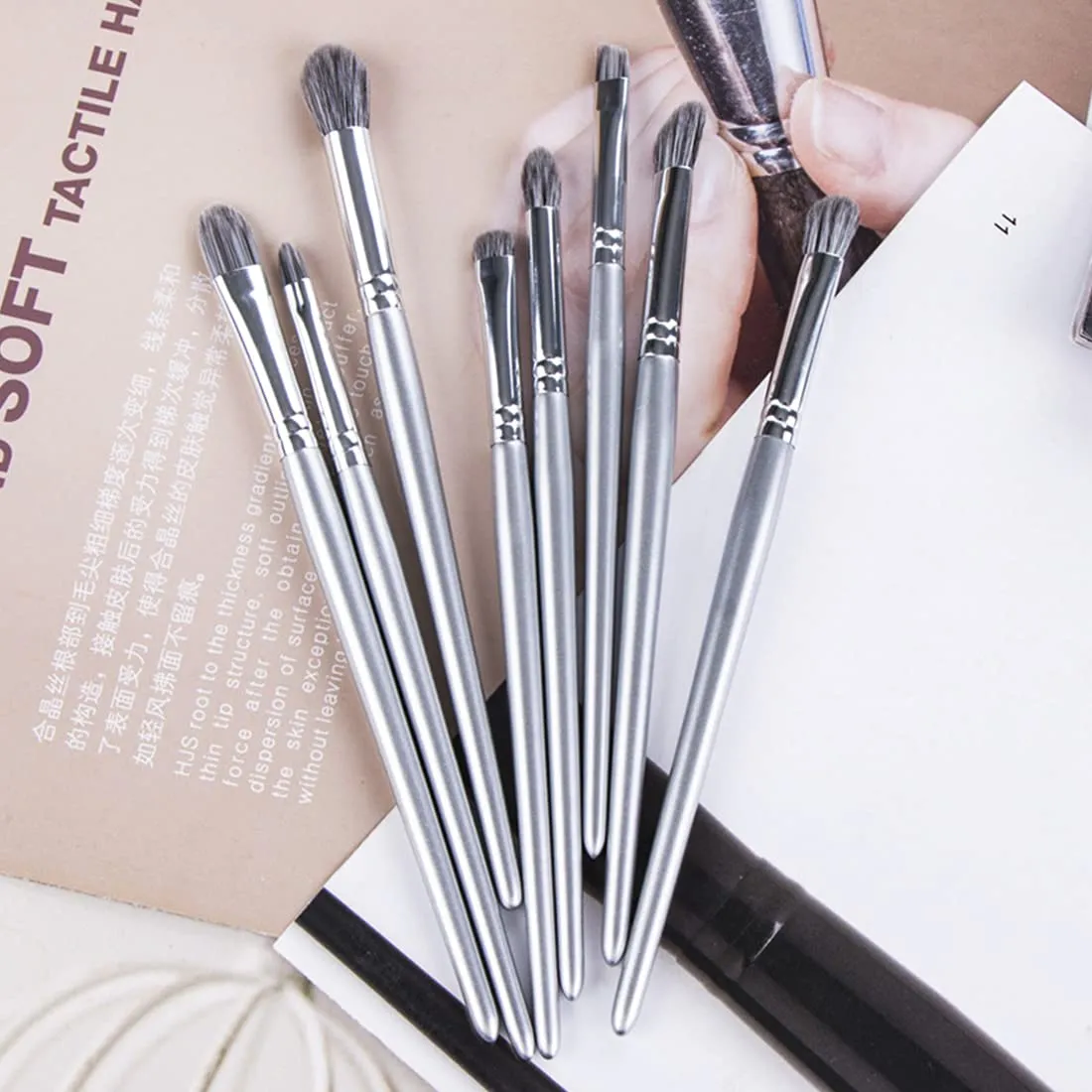Eye Makeup Brushes Eyeshadow Brush Set 3pcs Soft Goat Hair Professional Eyeshadow Brush Set Silver Eyeshadow Blending Brush Kit for Blending Eyeshadow Eyeliner Crease with Case 05