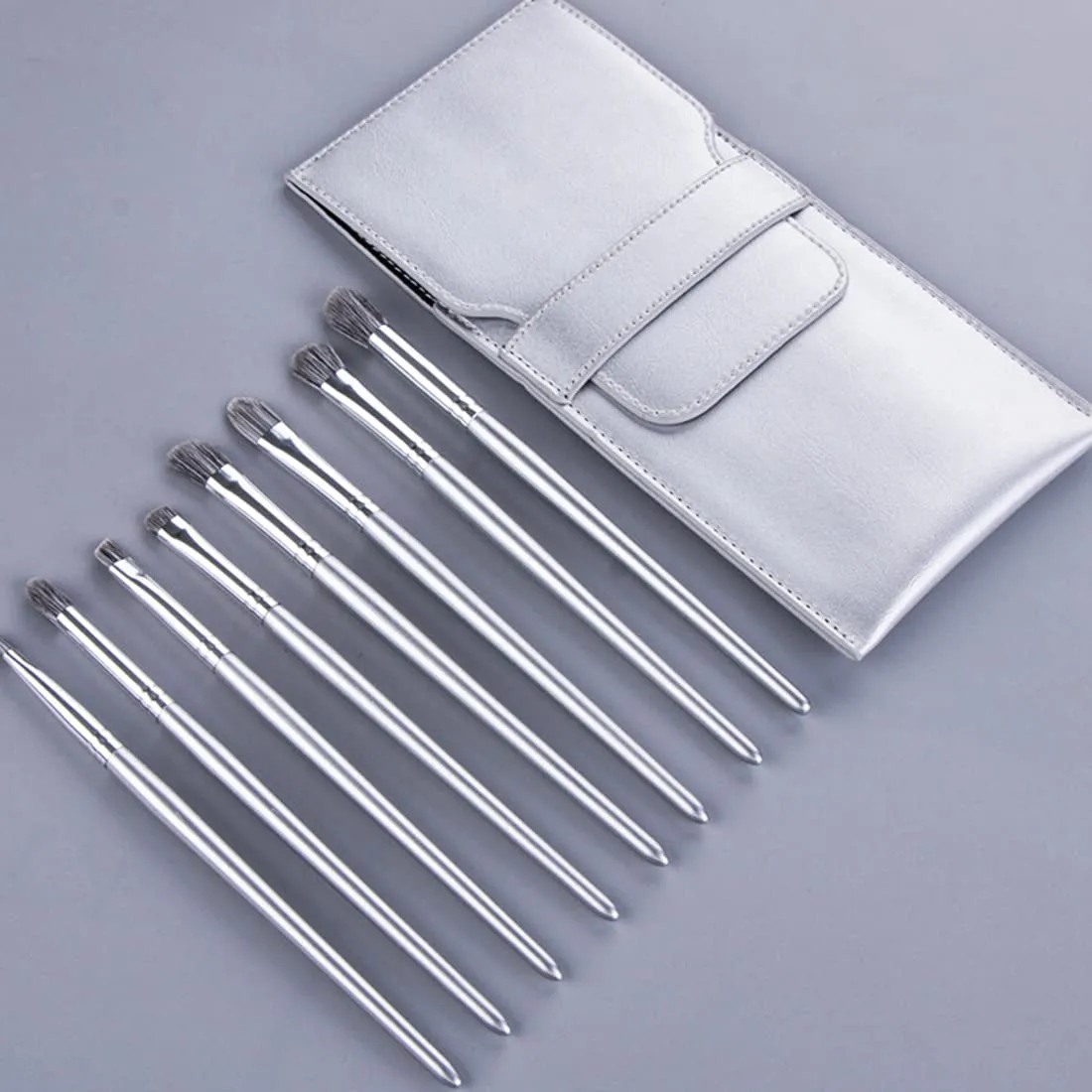 Eye Makeup Brushes Eyeshadow Brush Set 3pcs Soft Goat Hair Professional Eyeshadow Brush Set Silver Eyeshadow Blending Brush Kit for Blending Eyeshadow Eyeliner Crease with Case 05