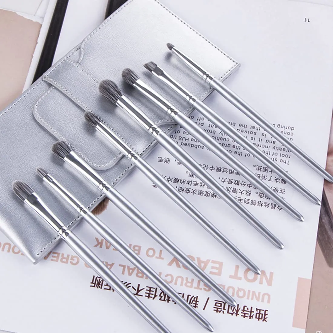 Eye Makeup Brushes Eyeshadow Brush Set 3pcs Soft Goat Hair Professional Eyeshadow Brush Set Silver Eyeshadow Blending Brush Kit for Blending Eyeshadow Eyeliner Crease with Case 05