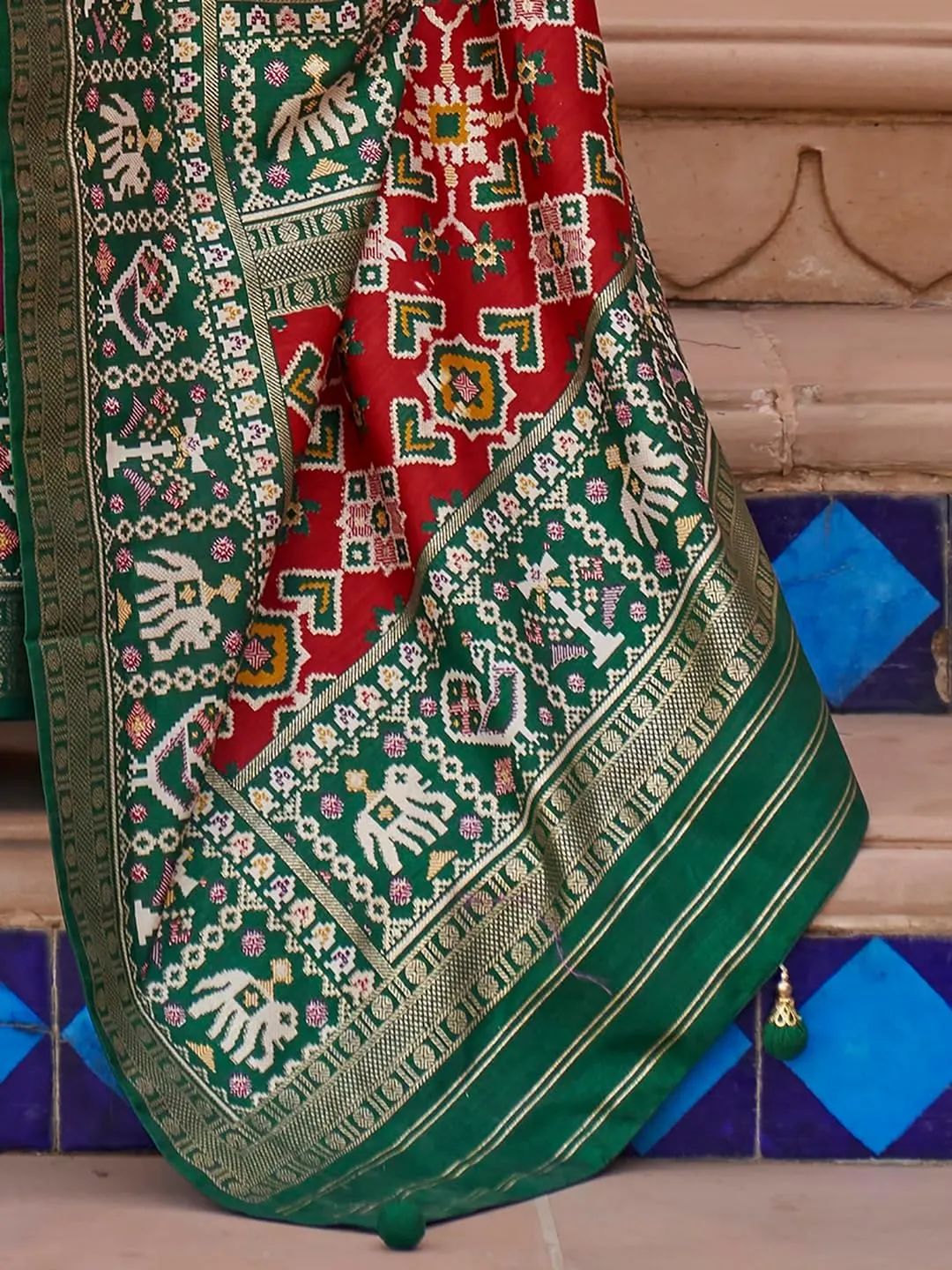 Indian Women's Pink Woven Design Patola Silk Saree with Unstitched Blouse Piece (TRITH100_Parent)